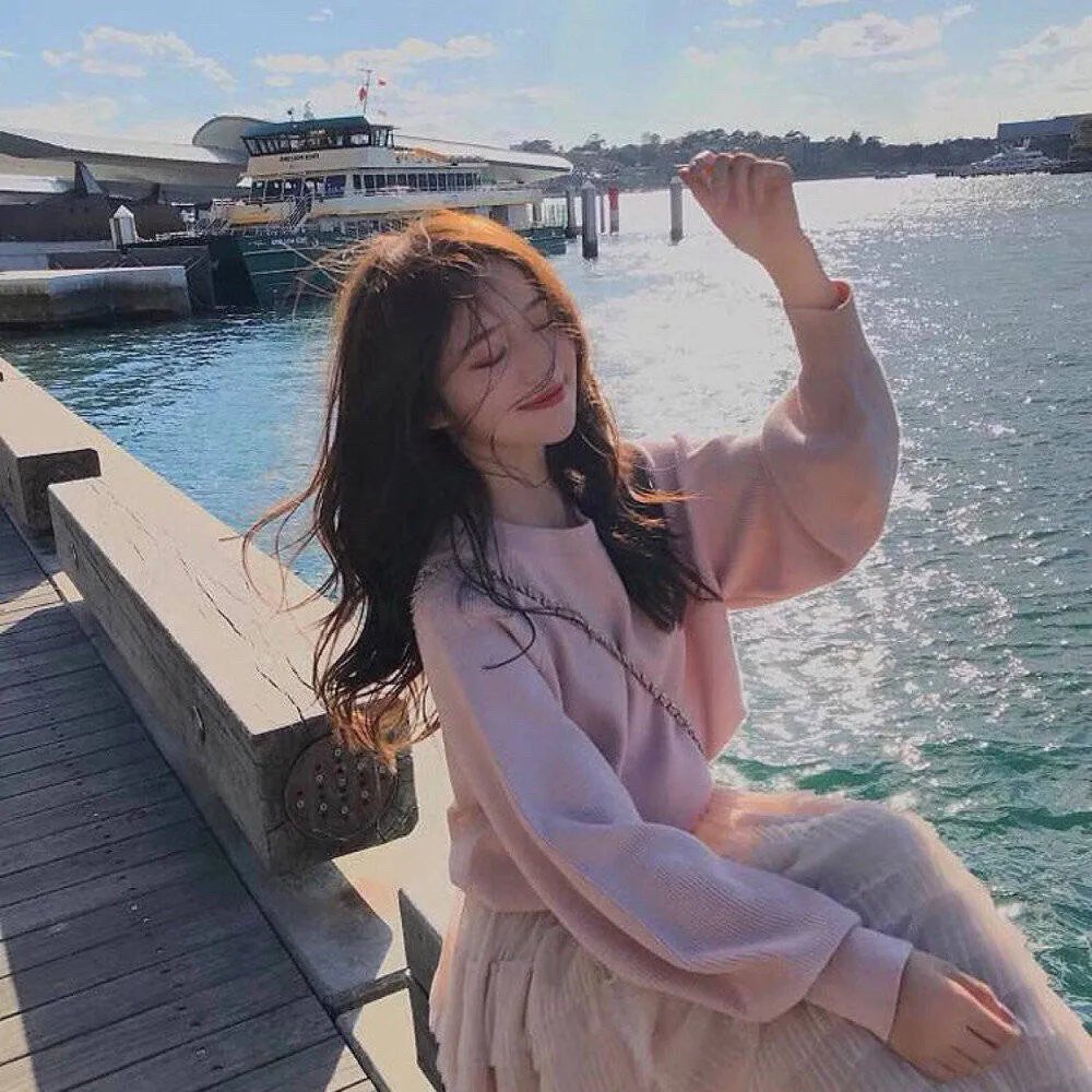 戴流苏耳环的少女